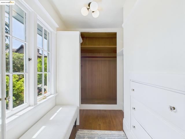 5920 Ivanhoe Rd, Oakland CA: https://media.crmls.org/mediaz/e5ab4a8c-5beb-412f-9724-c58ed6dffdb5.jpg