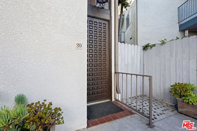 5951 Canterbury Drive, Culver City CA: https://media.crmls.org/mediaz/e5ac1bbd-ada5-4b76-b352-e4ba26f4d893.jpg