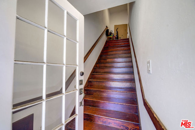 2656 Kenwood Avenue, Los Angeles CA: https://media.crmls.org/mediaz/e5ac9184-b386-4aff-aa22-6965baf4f77a.jpg
