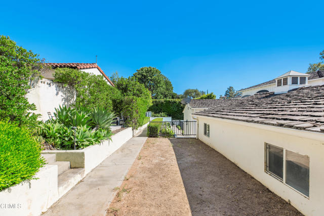 1184 Arden Road, Pasadena CA: https://media.crmls.org/mediaz/e5acbcf4-0bdb-42bb-bcde-c6f3fb8a8ed8.jpg