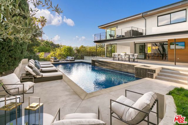 11428 Dona Lola Drive, Studio City CA: https://media.crmls.org/mediaz/e5ae3d7b-3562-45ef-89f7-5ba7be1ee590.jpg