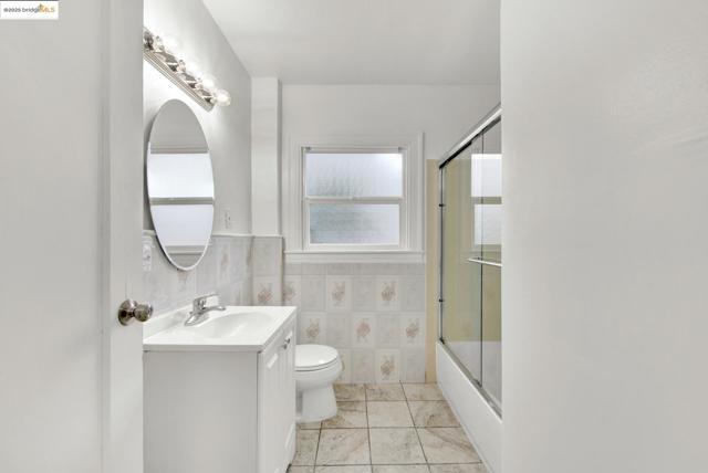 1009 106Th Ave, Oakland CA: https://media.crmls.org/mediaz/e5ae7703-15cf-4094-8b3d-99624d2d638a.jpg