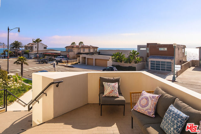 734 Esplanade, Redondo Beach, California 90277, 2 Bedrooms Bedrooms, ,2 BathroomsBathrooms,Residential,For Sale,Esplanade,25559139
