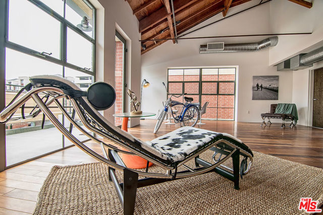 1046 Princeton Drive, Venice CA: https://media.crmls.org/mediaz/e5af22c4-4d59-4d64-b7a4-fde08299c0fb.jpg