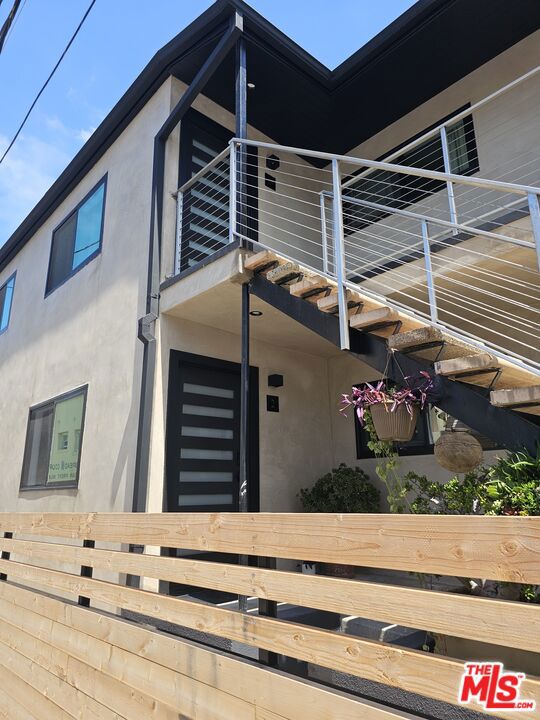17 Sunset Avenue, Venice CA: https://media.crmls.org/mediaz/e5af56c4-acfb-4ded-b766-b42bb3edf06c.jpg