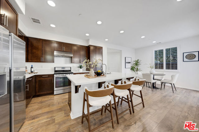 19 Linden Lane, Temple City CA: https://media.crmls.org/mediaz/e5afb00a-92f2-4772-850f-0368e9a73c19.jpg