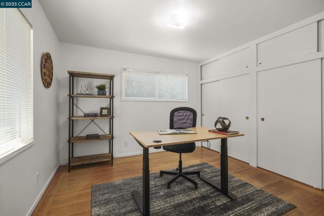 884 Juanita Dr, Lafayette CA: https://media.crmls.org/mediaz/e5afbadd-4f33-4abc-8a68-0fa3abb75277.jpg