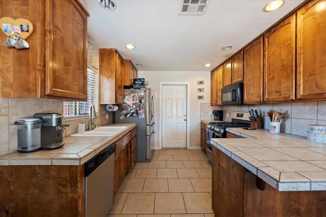 7562 Inca Trail, Yucca Valley CA: https://media.crmls.org/mediaz/e5afe900-4912-4d7a-ac3f-781a17804e65.jpg