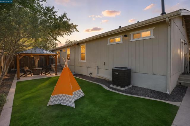 6911 Brentwood Blvd, Brentwood CA: https://media.crmls.org/mediaz/e5b18ed9-e46f-47ea-9bf8-02b228c2f06c.jpg