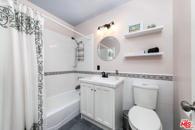 22021 De La Osa Street, Woodland Hills CA: https://media.crmls.org/mediaz/e5b18f87-e334-4f85-8b1f-bd00d7af416a.jpg
