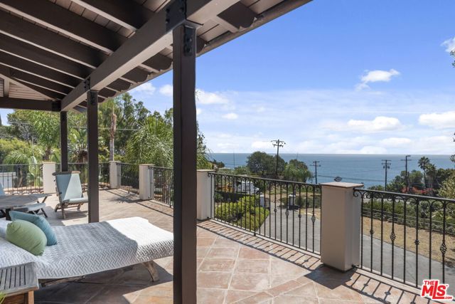 27355 Pacific Coast Highway, Malibu CA: https://media.crmls.org/mediaz/e5b1d360-1250-40fc-8a1a-62d200acdeb0.jpg