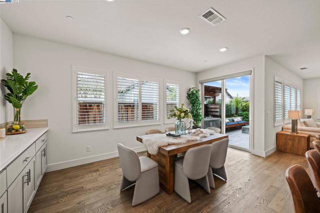 318 Paradiso Ct, San Ramon CA: https://media.crmls.org/mediaz/e5b1f30c-37d8-4fec-bba7-3b9d9c85c247.jpg