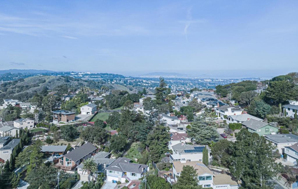 https://media.crmls.org/mediaz/e5b2219c-dc65-403d-8a1d-7d534be803ff.jpg?preset=X-Large