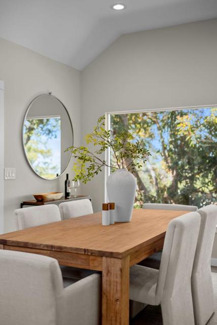 3554 Oak Knoll Drive, Redwood City CA: https://media.crmls.org/mediaz/e5b23869-fb33-4dc8-b8d4-acff5c68e0d9.jpg