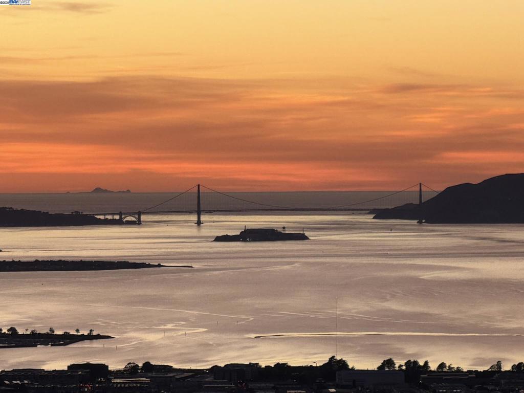 https://media.crmls.org/mediaz/e5b24025-bb9d-4027-a0c8-45b7bb2c828d.jpg?preset=X-Large