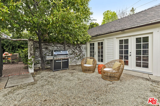 232 N Arden Boulevard, Los Angeles CA: https://media.crmls.org/mediaz/e5b25a23-b2fb-453f-88df-654c89e3e9ff.jpg