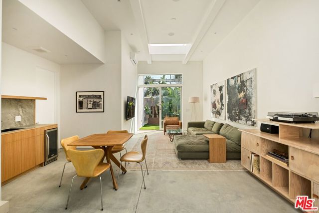 518 Sunset Avenue, Venice CA: https://media.crmls.org/mediaz/e5b2c6f8-2e42-416a-84a5-b86533a0fad9.jpg