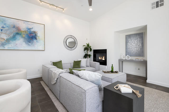970 Oceo S Circle, Palm Springs CA: https://media.crmls.org/mediaz/e5b2e176-9ea8-4bf6-842a-561471923e91.jpg