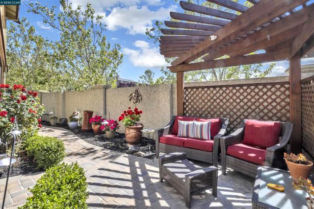 1186 Waverly Cir, Hercules CA: https://media.crmls.org/mediaz/e5b3369c-c296-491b-8216-bc23c3f8b397.jpg