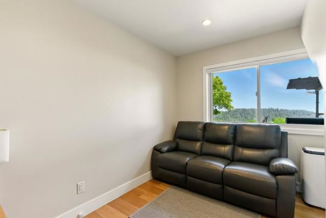 132 Pax Place Court, Aptos CA: https://media.crmls.org/mediaz/e5b58c30-3e8d-4761-8796-b3ecf296efe5.jpg