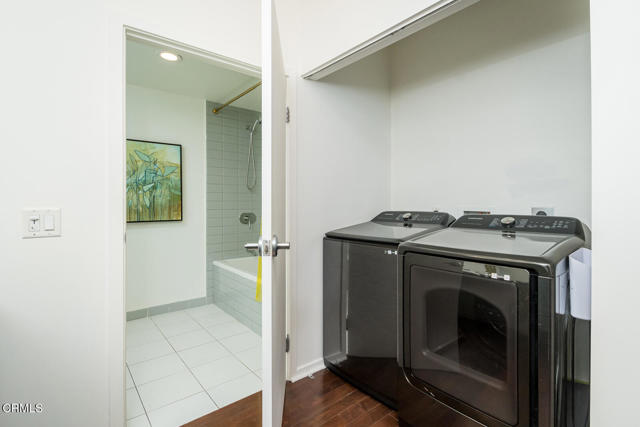 510 S Hewitt Street, Los Angeles CA: https://media.crmls.org/mediaz/e5b5fee7-8064-4317-aa39-908c46c64b53.jpg