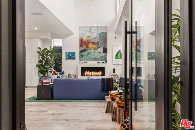 407 Rialto Avenue, Venice CA: https://media.crmls.org/mediaz/e5b67bb9-7cd7-4804-97c0-ceff64e8d52d.jpg