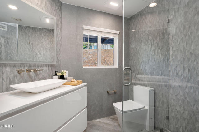 31673 Foxfield Drive, Westlake Village CA: https://media.crmls.org/mediaz/e5b791de-010f-476d-858f-b49b6e753e20.jpg