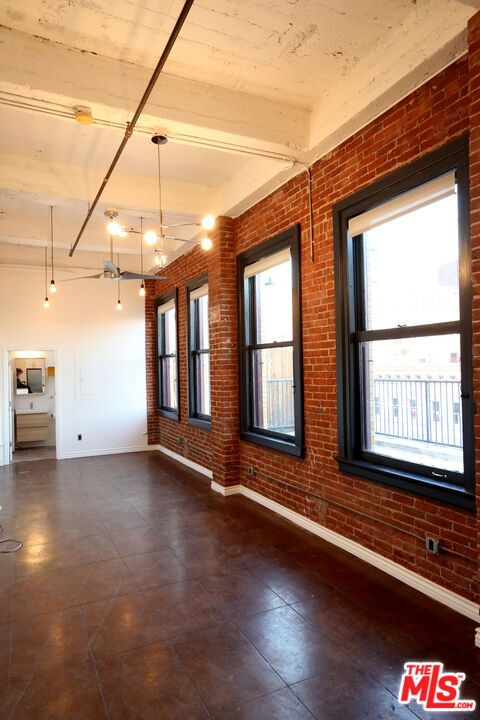 215 W 7th Street, Los Angeles CA: https://media.crmls.org/mediaz/e5b7e6c8-d223-4bbe-9b51-100da77168ea.jpg
