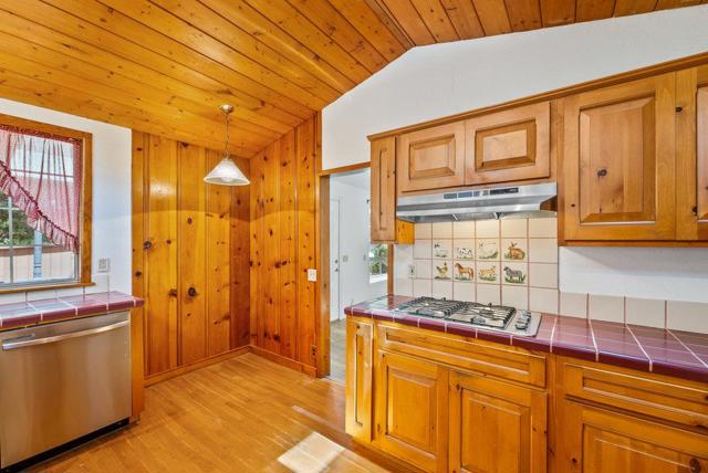 475 Riverview Drive, Boulder Creek CA: https://media.crmls.org/mediaz/e5b90f63-63d6-439e-8260-61e0bec741ff.jpg