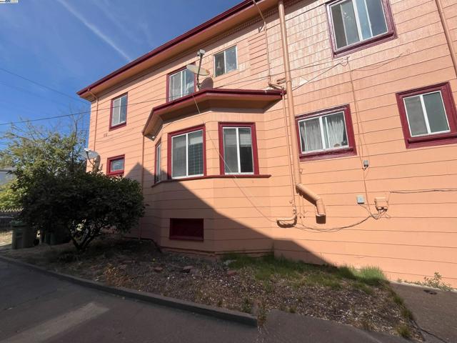 2324 9Th Ave, Oakland CA: https://media.crmls.org/mediaz/e5b925d4-3e46-4be5-b88b-72387988b6f9.jpg