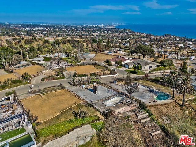 917 Enchanted Way, Pacific Palisades CA: https://media.crmls.org/mediaz/e5b9cef6-6db9-4437-8c99-aded8d71277b.jpg