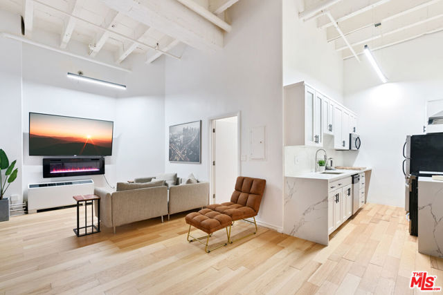 312 W 5th Street, Los Angeles CA: https://media.crmls.org/mediaz/e5ba1395-0323-4987-8ebf-5d5f3b058f91.jpg