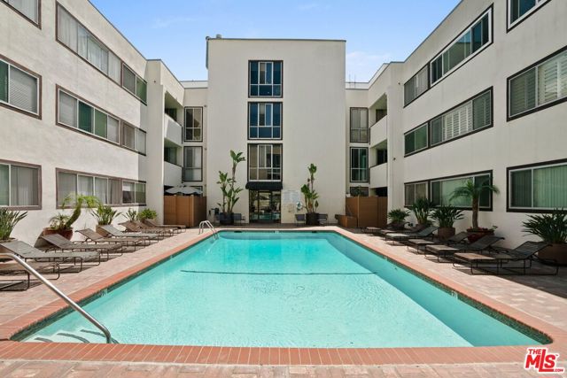 1015 N Kings Road, West Hollywood CA: https://media.crmls.org/mediaz/e5ba1fae-bced-4224-91db-1fb233c85f93.jpg