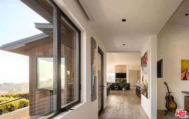 2532 Canyon Oak Dr, Los Angeles CA: https://media.crmls.org/mediaz/e5bc84e2-4e6e-42aa-ad87-fcf0547fd382.jpg