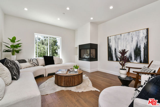 29677 Mulholland Highway, Agoura Hills CA: https://media.crmls.org/mediaz/e5bce1ba-d082-4a1e-82e9-cb2254286799.jpg