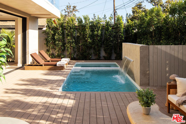 2459 Glyndon Avenue, Venice CA: https://media.crmls.org/mediaz/e5bf0c03-6ad7-4069-b238-10a495a18aa4.jpg