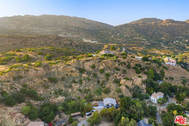 8657 Valley Flores Drive, West Hills CA: https://media.crmls.org/mediaz/e5bf5357-d55f-4d0c-97bc-95a8c7ab988c.jpg