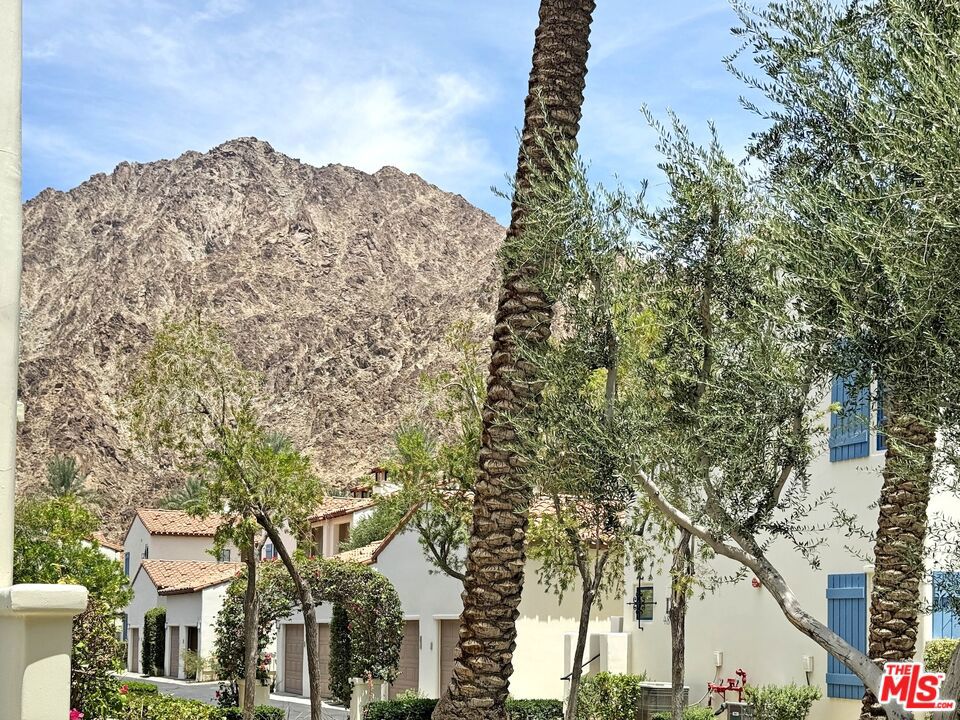 https://media.crmls.org/mediaz/e5bf7010-041d-45f6-bd65-61e64c62b7a1.jpg?preset=X-Large