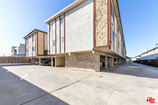 15214 S Raymond Avenue, Gardena CA: https://media.crmls.org/mediaz/e5bf958e-58f3-4c08-9266-906f4accfe91.jpg