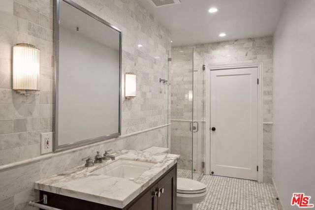 516 Lincoln Boulevard, Santa Monica CA: https://media.crmls.org/mediaz/e5c0175d-c6b2-4c06-bf37-adc257a38802.jpg