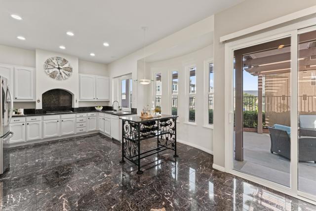 14082 Montfort Ct, San Diego CA: https://media.crmls.org/mediaz/e5c0547d-d5f9-4464-9ed2-fd57ace4a2fd.jpg