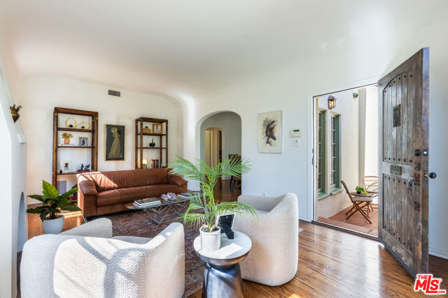 7361 Oakwood Avenue, Los Angeles CA: https://media.crmls.org/mediaz/e5c15c8b-8f18-4e9d-80fb-710e70c18fc8.jpg