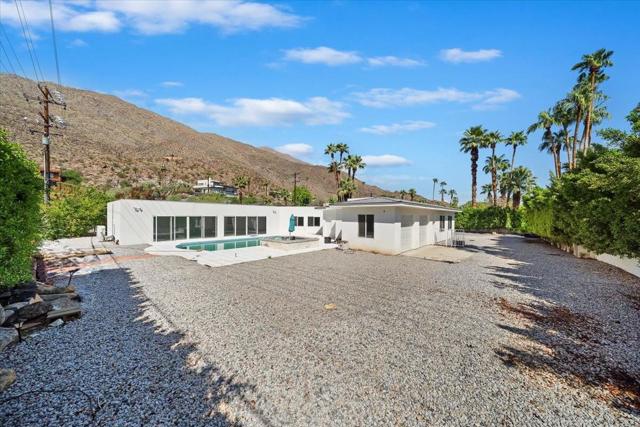 291 W Lilliana Drive, Palm Springs CA: https://media.crmls.org/mediaz/e5c1811f-528e-4a7d-8a16-cf88ef87033c.jpg