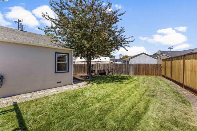 10906 Reposo Dr, Oakland CA: https://media.crmls.org/mediaz/e5c1a6fe-d74f-48d5-ba2e-dd5774f2e3c2.jpg