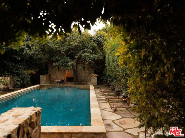 9606 Heather Road, Beverly Hills CA: https://media.crmls.org/mediaz/e5c2089a-ce39-4159-9741-58181b6a2ef2.jpg