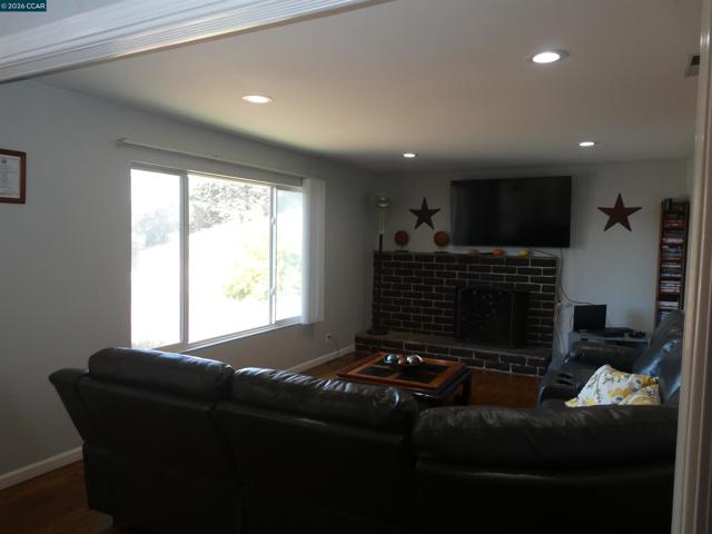 Image 7 of 43 For 2908 Sargent Ave