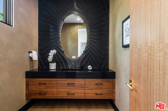 4544 Woodley Avenue, Encino CA: https://media.crmls.org/mediaz/e5c34499-0762-48db-bd45-b5c1f1563544.jpg