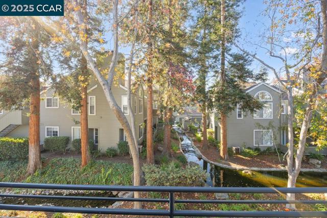 231 Sunspring Ct, Pleasant Hill CA: https://media.crmls.org/mediaz/e5c39420-21c1-41d2-99cf-4b3eed735d8c.jpg