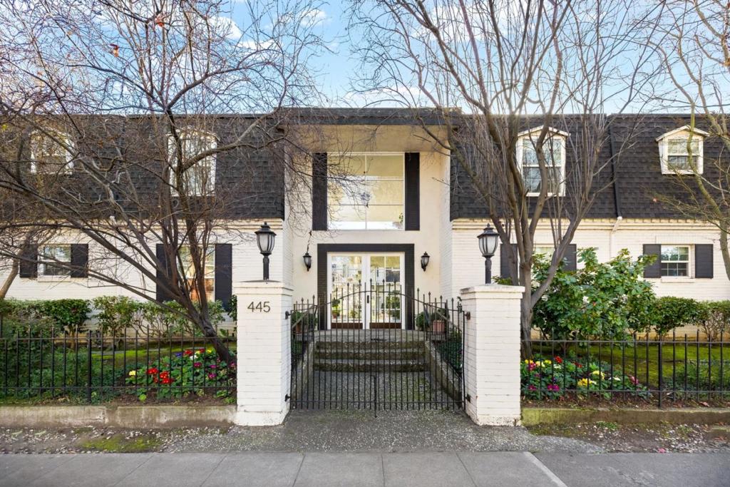 445 Oak Grove Avenue #15