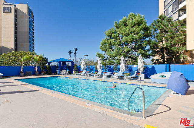 4335 S Marina City Drive, Marina del Rey CA: https://media.crmls.org/mediaz/e5c55e0c-c384-437a-a96f-b1b8ebe2ff50.jpg